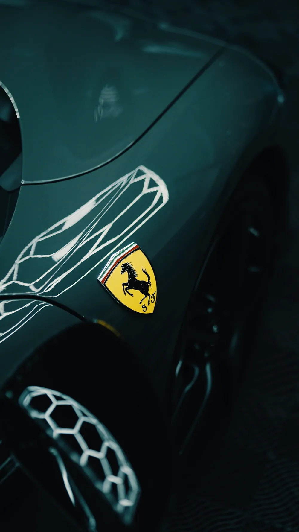 Escudo Ferrari com reflexos das luzes do estúdio