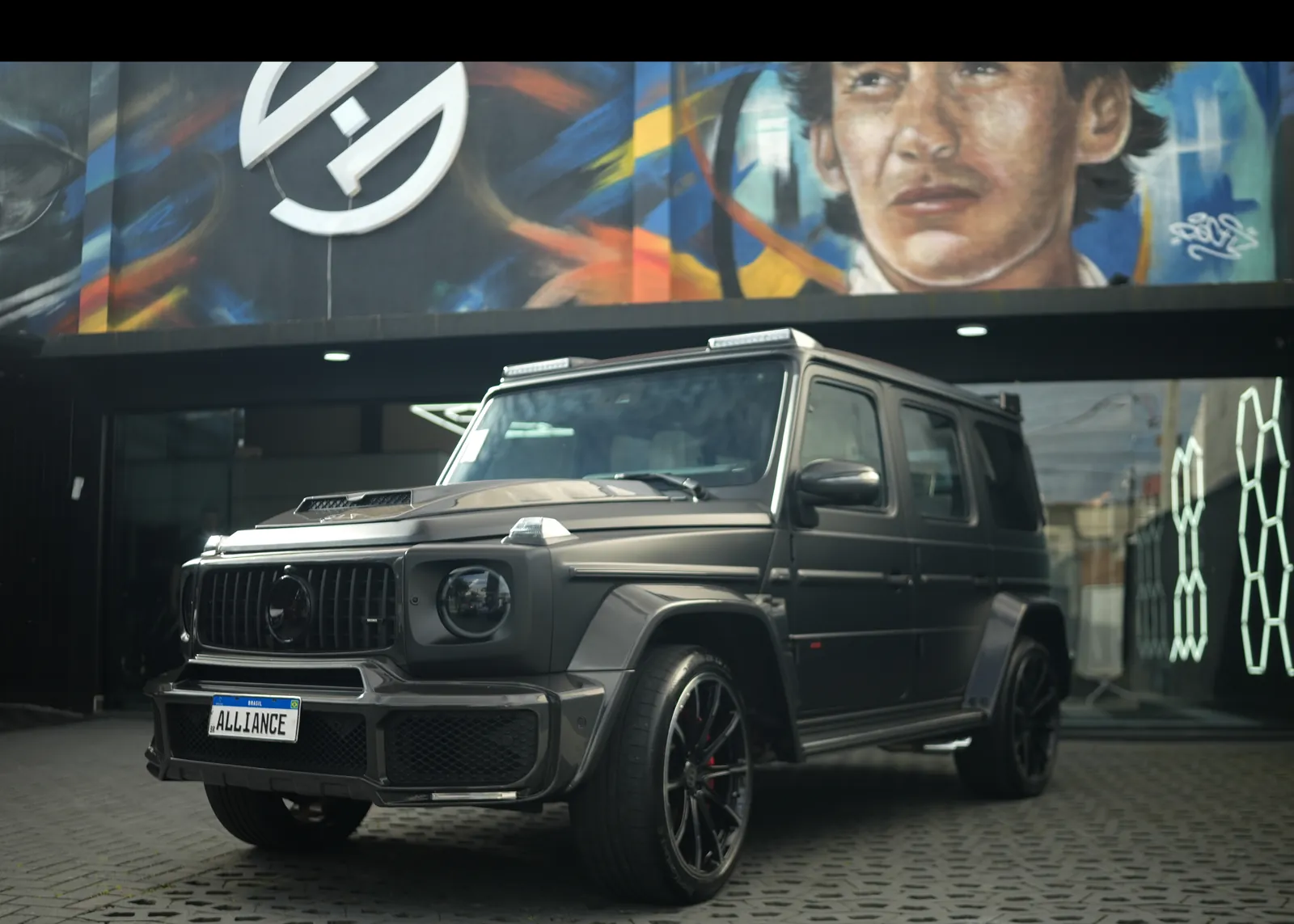 Mercedes-AMG G 63 em frente à fachada da Alliance
