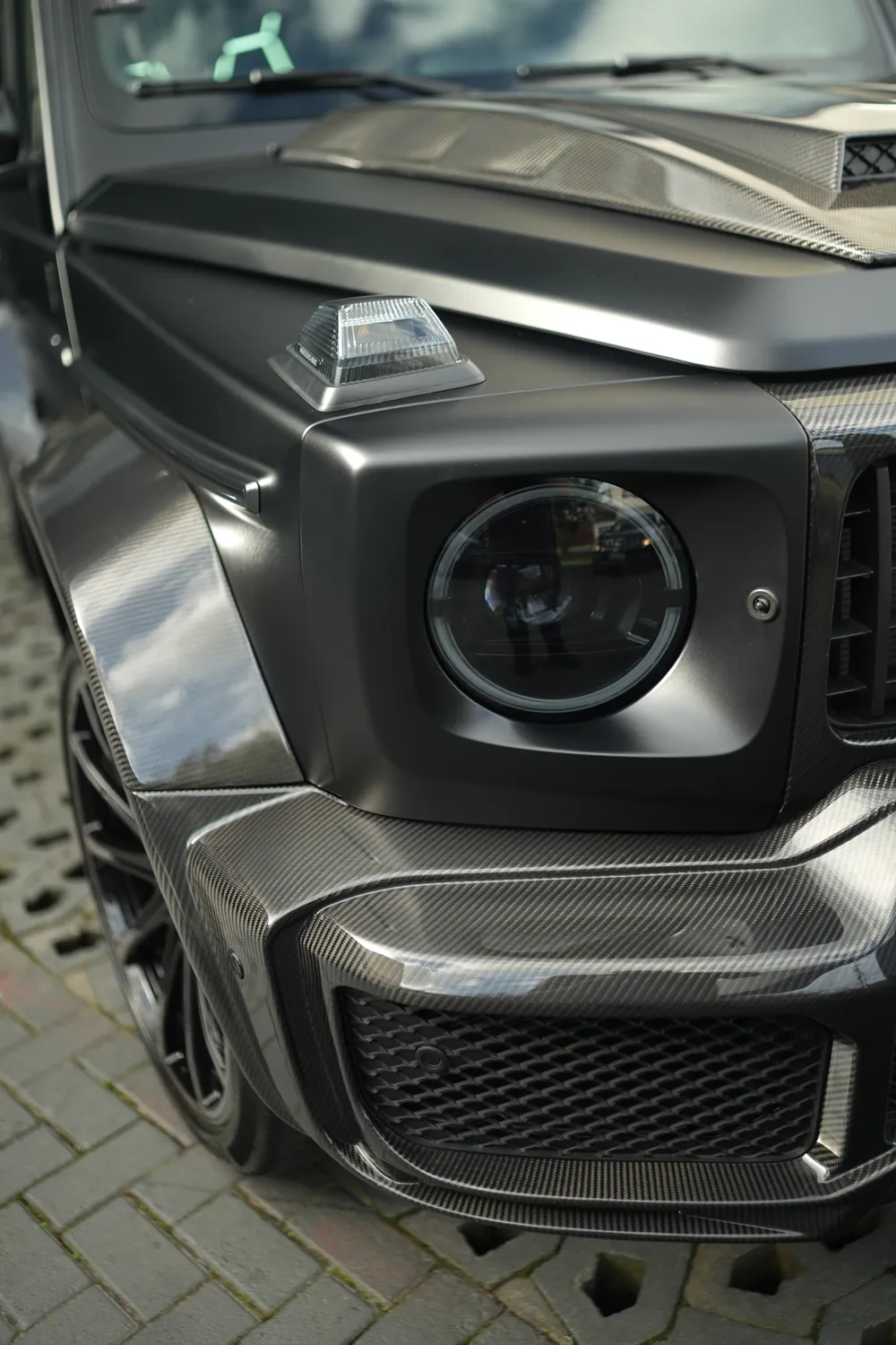 Detalhe do farol e da fibra de carbono de um Mercedes-AMG G 63
